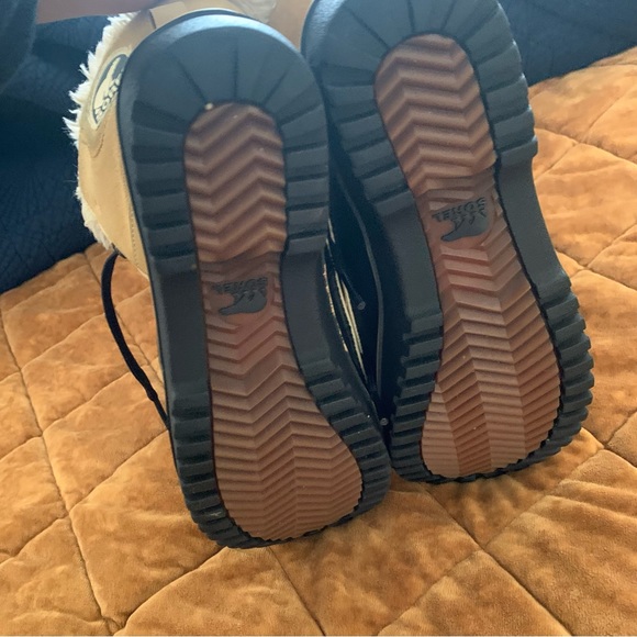 Sorel tan and black furry short snow boots size 7 - Picture 5 of 11